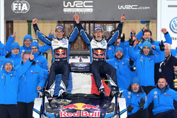 I vincitori Sébastien Ogier, Julien Ingrassia, Volkswagen Motorsport with the team