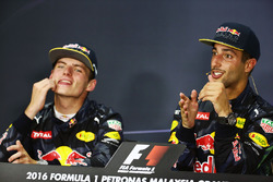 Racewinnaar Daniel Ricciardo, Red Bull Racing (rechts) in de FIA persconferentie met teamgenoot Max