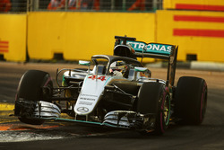 Льюіс Хемілтон, Mercedes AMG F1 W07 Hybrid тестує Halo