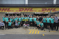 Sieger Lewis Hamilton, Mercedes AMG F1 feiert mit seinem Team