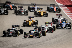 Daniil Kvyat, Scuderia Toro Rosso STR11; Fernando Alonso, McLaren MP4-31