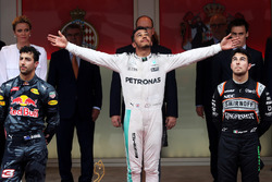Lewis Hamilton, Mercedes AMG F1 op het podium met Daniel Ricciardo, Red Bull Racing en Sergio Perez,