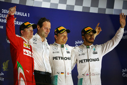 Podio: Kimi Raikkonen, Ferrari, segundo; Aldo Costa, Mercedes AMG F1 Director de Ingenieria; Nico R