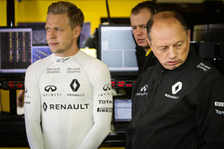 Kevin Magnussen, Renault Sport F1 Team; Frederic Vasseur, Renault Sport F1 Team, Renndirektor