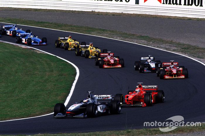 No Japão 1999, corrida que lhe deu o bi, Mika também largou em segundo, mas superou Michael Schumacher para vencer