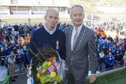 Huub Vermeulen, voorzitter Stichting DNRT, krijgt koninklijke onderscheiding van Niek Meijer, burgem