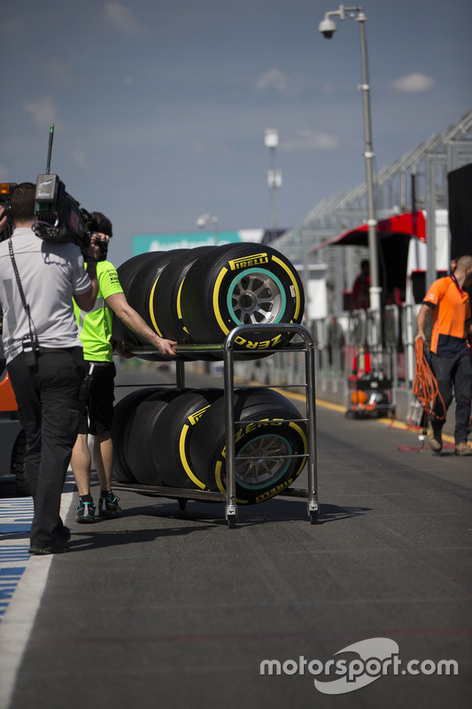 Neumáticos Pirelli en un carro en los pits