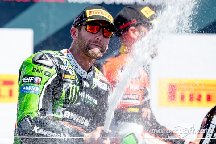 Ganador de la carrera del domingo, Tom Sykes, Kawasaki Racing Team celebra