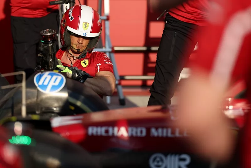 Entraînement de l'équipe des stands de la Scuderia Ferrari