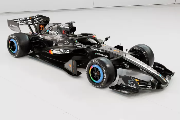 F1新時代も覇権を狙う！ 王者マクラーレン、テスト用ブラックカラーの