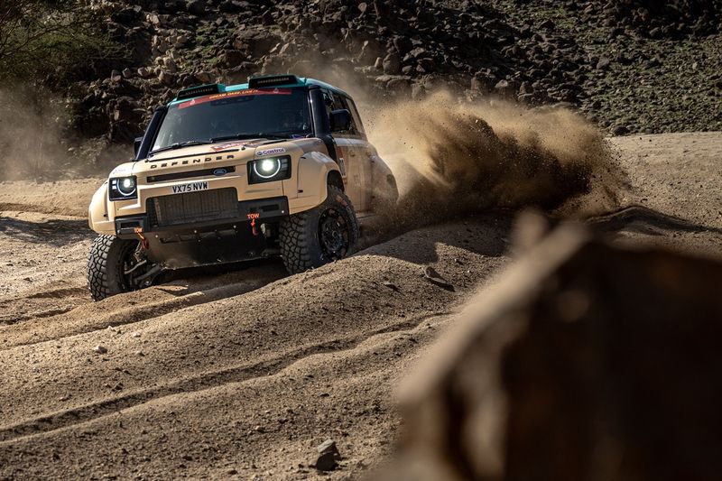 #500 Defender Rally, Defender D7X-R: Stéphane Peterhansel, Michael Metge 