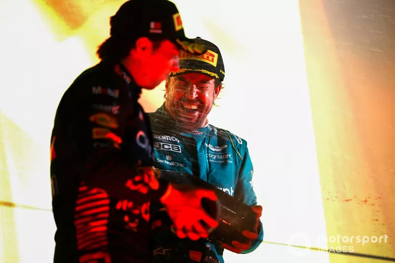 Sergio Perez, Red Bull Racing, secondo posto, Fernando Alonso, Aston Martin F1 Team, terzo posto, festeggiano sul podio