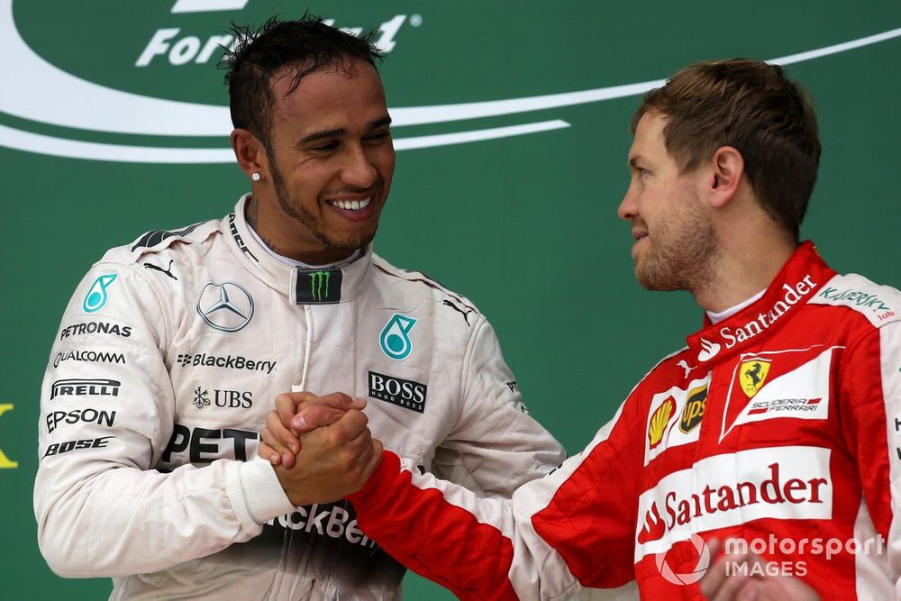 Sebastian Vettel felicita a Lewis Hamilton tras conquistar su tercer título mundial