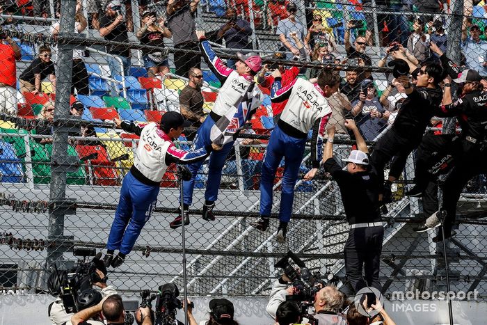 #60 Meyer Shank Racing c/ Curb Agajanian Acura ARX-06: Tom Blomqvist, Colin Braun, Helio Castroneves, Simon Pagenaud celebrando su victoria