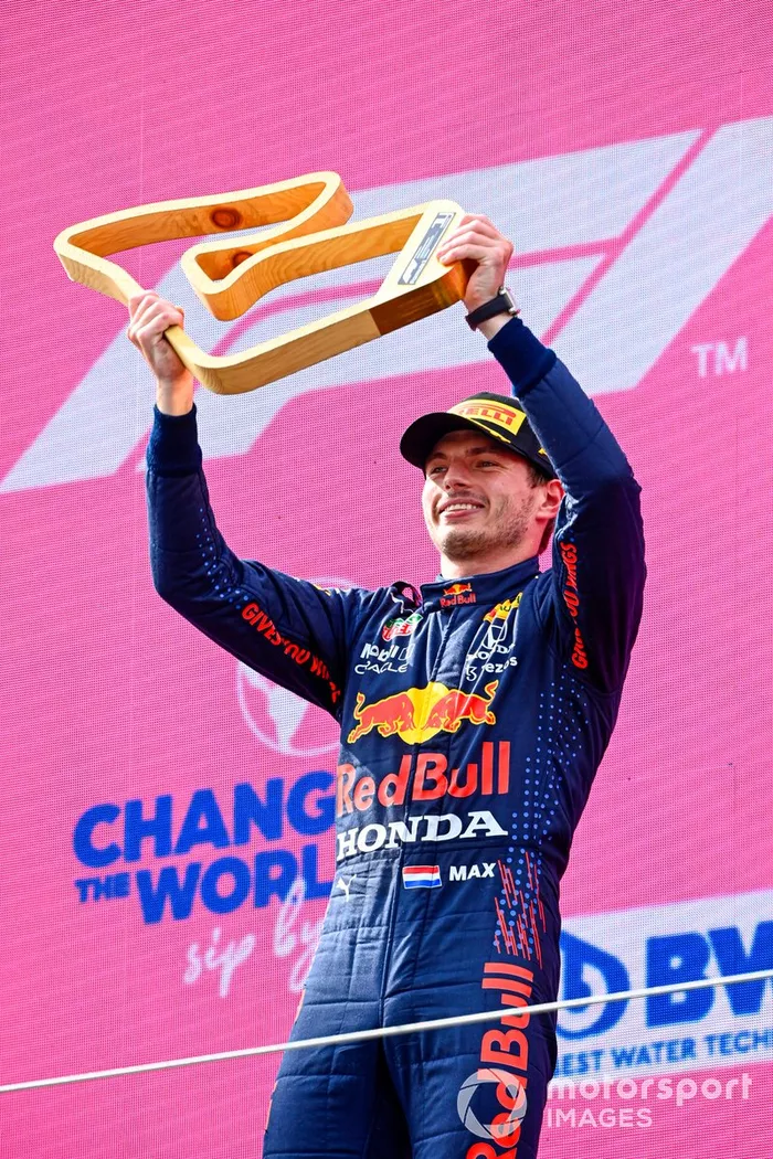 Podio: ganador Max Verstappen, Red Bull Racing