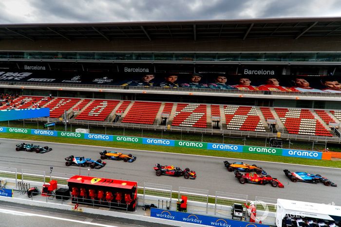 Esteban Ocon, Alpine A521, precede  Charles Leclerc, Ferrari SF21, Daniel Ricciardo, McLaren MCL35M, Sergio Perez, Red Bull Racing RB16B, Lando Norris, McLaren MCL35M, Fernando Alonso, Alpine A521, and Lance Stroll, Aston Martin AMR21, at the start