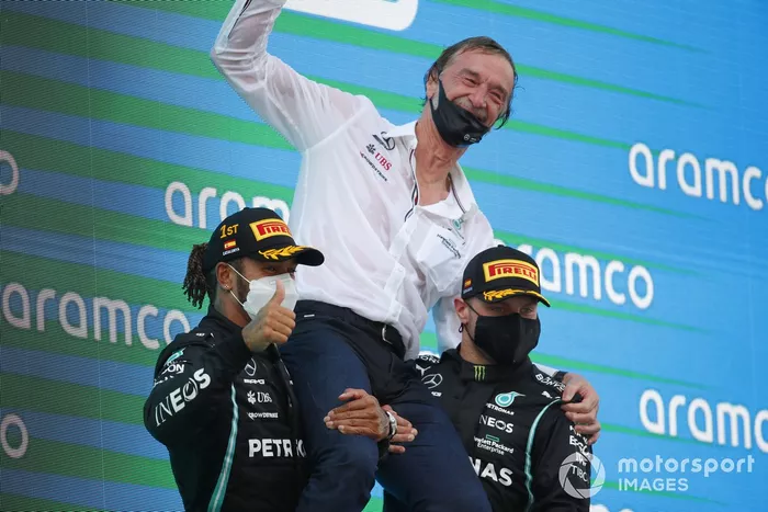 Podio: ganador de la carrera Lewis Hamilton, Mercedes, tercer lugar Valtteri Bottas, Mercedes y un miembro de Mercedes