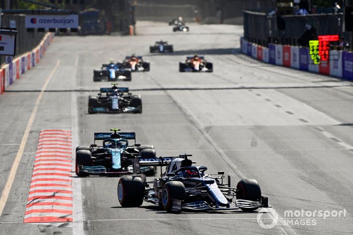 Yuki Tsunoda, AlphaTauri AT02, Sebastian Vettel, Aston Martin AMR21, Valtteri Bottas, Mercedes W12