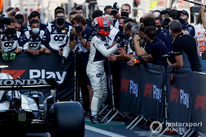 Tercer lugar Pierre Gasly, AlphaTauri, celebra en Parc Ferme con el equipo
