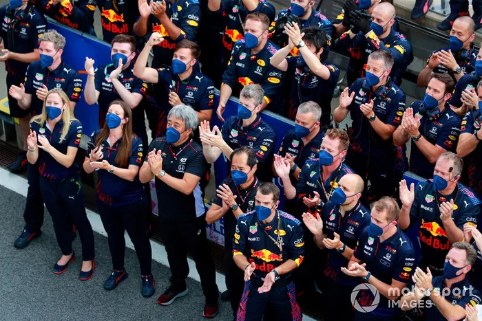 El equipo Red Bull Racing anima a Max Verstappen, Red Bull Racing, 1ª posición, en el podio