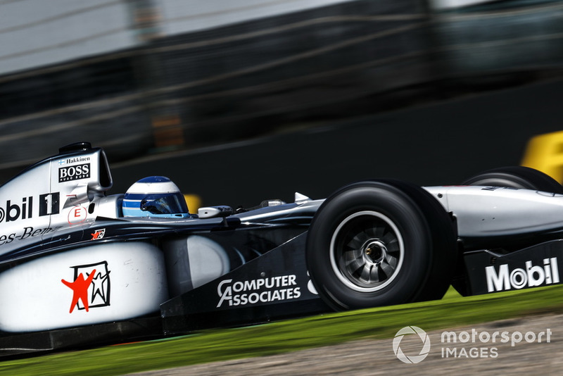Mika Hakkinen, McLaren MP4-13 lors des Legends F1 30th Anniversary Lap Demonstration