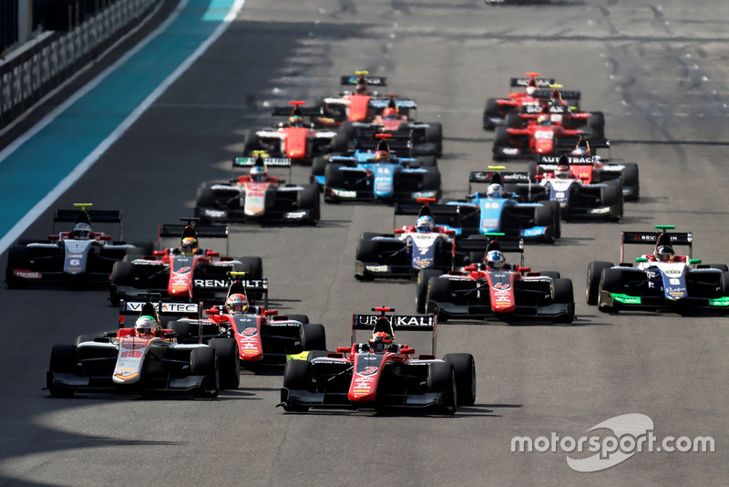 Nikita Mazepin, ART Grand Prix devant Leonardo Pulcini, Campos Racing et Anthoine Hubert, ART Grand Prix, au départ