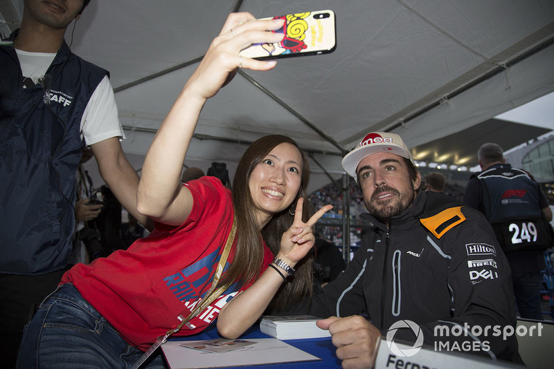 Fernando Alonso, McLaren selfie con fan