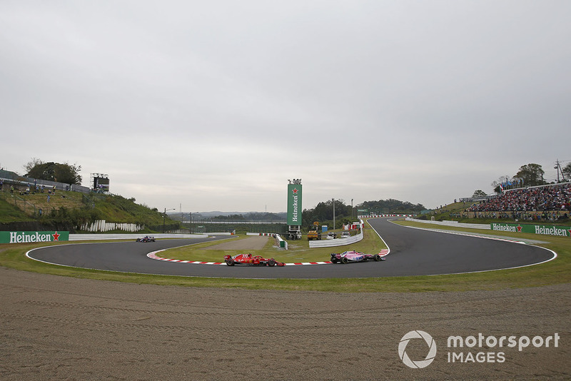 Esteban Ocon, Racing Point Force India VJM11 e Kimi Raikkonen, Ferrari SF71H