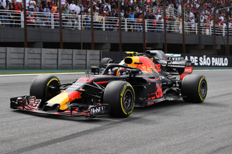 Max Verstappen, Red Bull Racing RB14 passeert Lewis Hamilton, Mercedes-AMG F1 W09