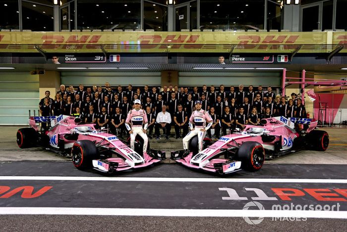 Esteban Ocon, Racing Point Force India y Sergio Pérez, Racing Point Force India en la foto del equipo Racing Point Force India F1