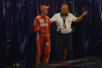 Sebastian Vettel, Ferrari e Jo Bauer, direttore tecnico FIA, nel parco chiuso
