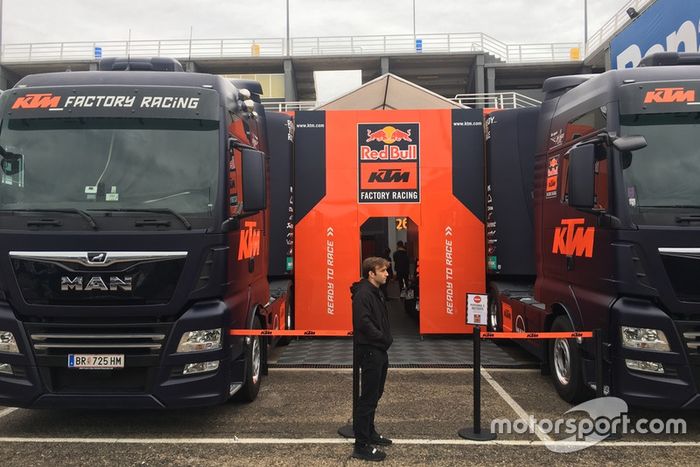 Johann Zarco esperando a hacer su primera entrada al box de KTM