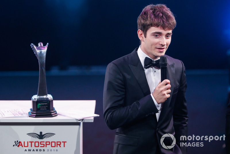 Il vincitore del "Rookie of the Year award", Charles Leclerc, sul palco