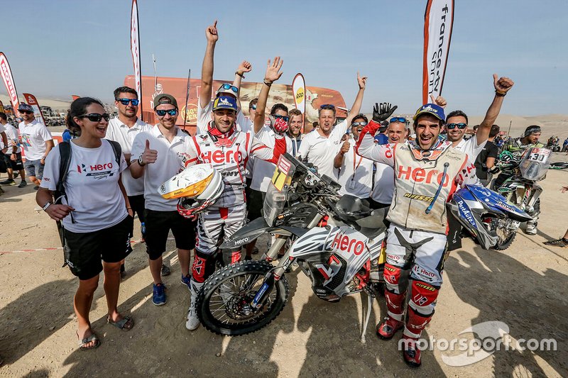 Joaquim Rodrigues, Oriol Mena, con i membri dell'HERO Motorsports Team Rally