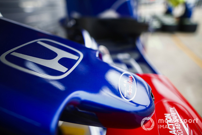 Un logo Toro Rosso sur le museau d'une Toro Rosso STR13