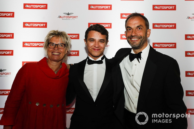 Lando Norris bersama orang tuanya.