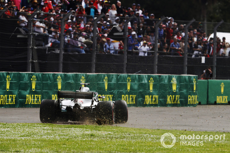 Lewis Hamilton, Mercedes AMG F1 W09 EQ Power+, corre sobre la hierba mientras él lucha con Daniel Ricciardo, Red Bull Racing RB14