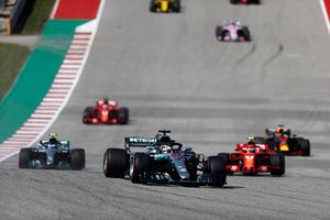 Lewis Hamilton, Mercedes AMG F1 W09 EQ Power+, devant Kimi Raikkonen, Ferrari SF71H, Valtteri Bottas, Mercedes AMG F1 W09 EQ Power+, Daniel Ricciardo, Red Bull Racing RB14, Sebastian Vettel, Ferrari SF71H, et le reste du peloton dans le tour de formation