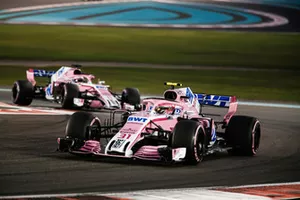 Esteban Ocon, Racing Point Force India VJM11 devant Sergio Perez, Racing Point Force India VJM11 