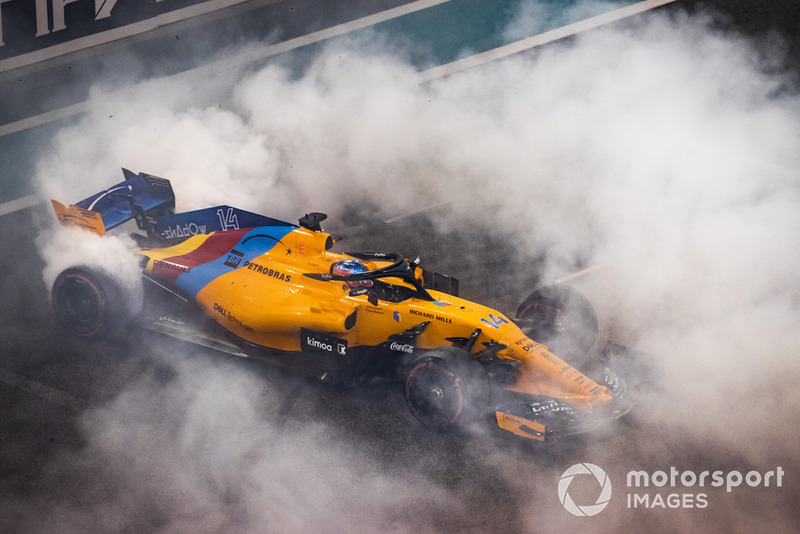 Fernando Alonso, McLaren MCL33, hace donas al final de su última carrera