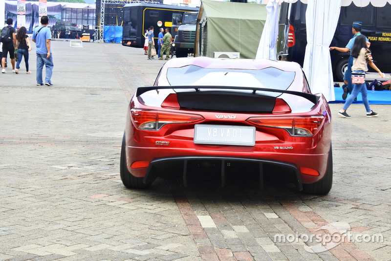 Bagian belakang mobil listrik V8 Vadi