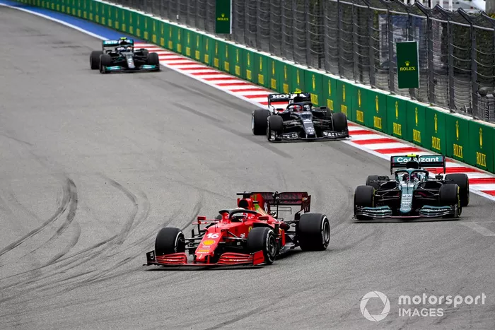 Charles Leclerc, Ferrari SF21, Sebastian Vettel, Aston Martin AMR21, y Pierre Gasly, AlphaTauri AT02