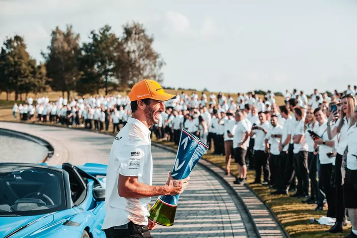 Daniel Ricciardo, McLaren celebra con los miembros del equipo