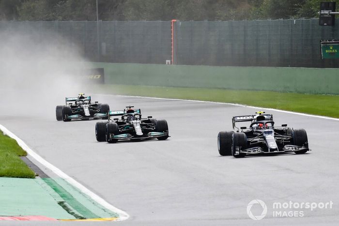 Pierre Gasly, AlphaTauri AT02, Lewis Hamilton, Mercedes W12, Valtteri Bottas, Mercedes W12