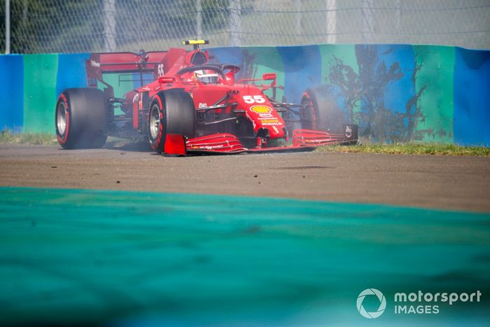 Carlos Sainz Jr., el Ferrari SF21 choca en la clasificación
