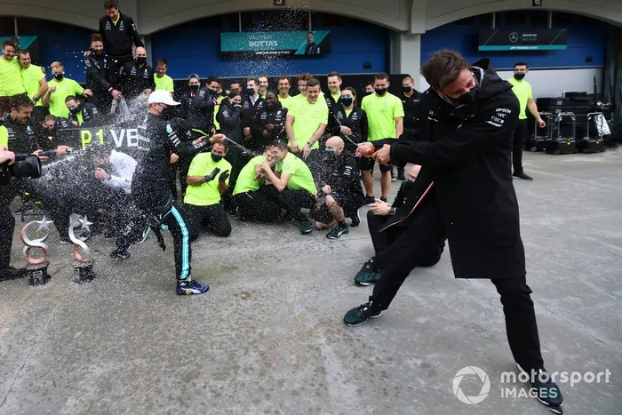 Toto Wolff, director del equipo y consejero delegado de Mercedes AMG, rocía con champán a Valtteri Bottas, Mercedes, 1ª posición, y al equipo Mercedes