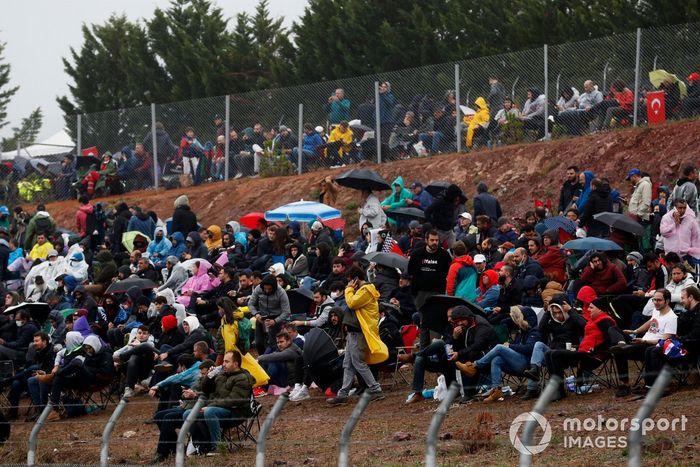 Los aficionados se reúnen en torno al circuito a pesar del mal tiempo