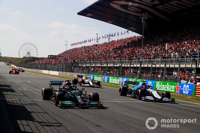 Lewis Hamilton, Mercedes W12, George Russell, Williams FW43B, en la parrilla al final de la FP1