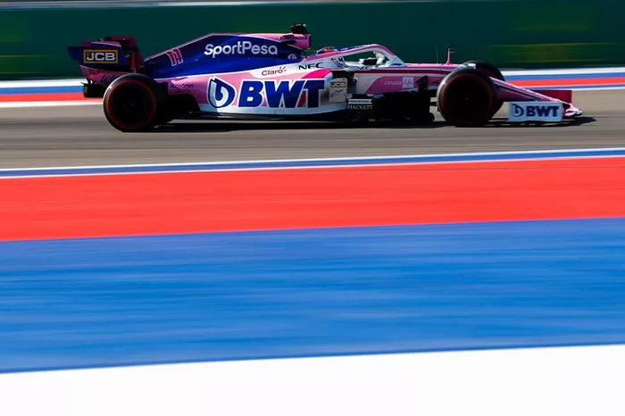 Perez pasa a Magnussen, que se ve obligado a coger las escapatorias