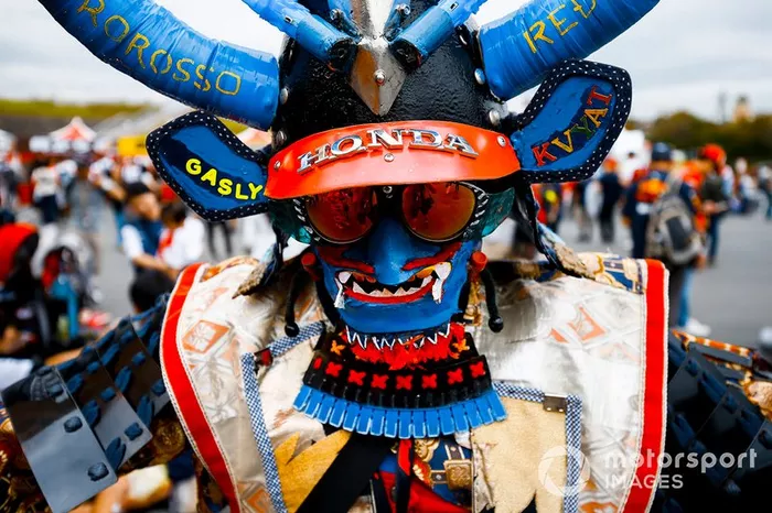Un fan de Toro Rosso curiosamente vestido